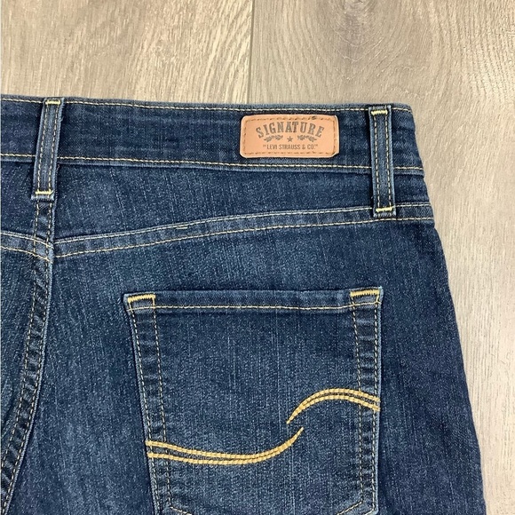 Women’s Levi’s 10 Medium 30 Denim Bermuda Shorts Jeans Navy Blue Rolled Hem NWOT - Picture 6 of 10